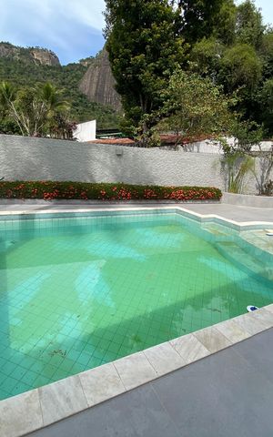 Casa à venda com 600m², 6 quartos e 3 vagas Casa à venda com 600m², 6 quartos e 3 vagasArea de Lazer