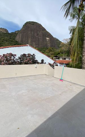 Casa à venda com 600m², 6 quartos e 3 vagas Casa à venda com 600m², 6 quartos e 3 vagasTerraço