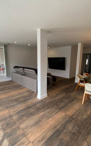 Casa à venda com 600m², 6 quartos e 3 vagas Casa à venda com 600m², 6 quartos e 3 vagasSala