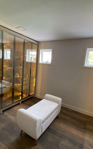 Casa à venda com 600m², 6 quartos e 3 vagas Casa à venda com 600m², 6 quartos e 3 vagasCloset Suite 2