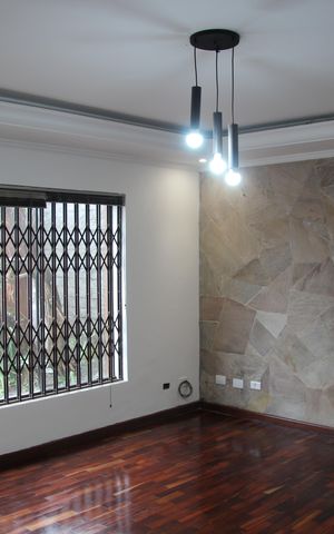 Casa à venda com 240m², 4 quartos e 4 vagasSala