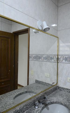 Casa à venda com 260m², 3 quartos e 3 vagasBanheiro