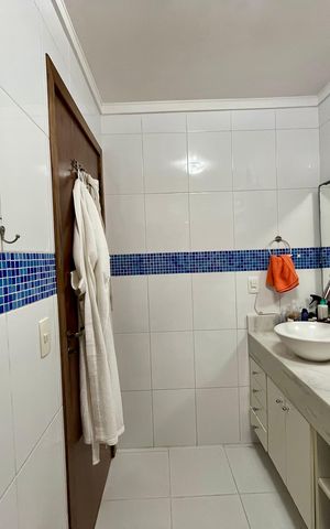 Casa à venda com 200m², 3 quartos e 2 vagas Casa à venda com 200m², 3 quartos e 2 vagasBanheiro