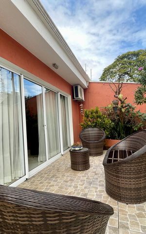 Casa à venda com 200m², 3 quartos e 2 vagas Casa à venda com 200m², 3 quartos e 2 vagasÁrea externa
