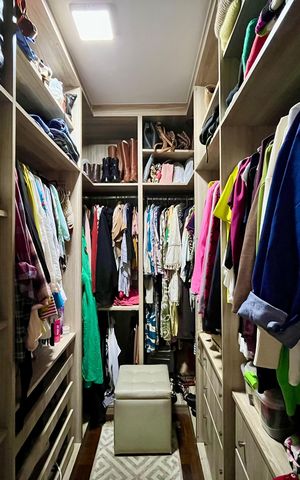 Casa à venda com 200m², 3 quartos e 2 vagas Casa à venda com 200m², 3 quartos e 2 vagasCloset da suíte