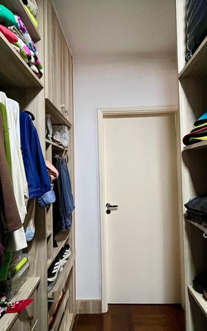 Casa à venda com 200m², 3 quartos e 2 vagas Casa à venda com 200m², 3 quartos e 2 vagasCloset da suíte