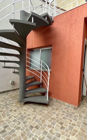 Casa à venda com 200m², 3 quartos e 2 vagas Casa à venda com 200m², 3 quartos e 2 vagasÁrea externa