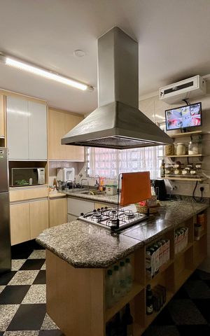 Casa à venda com 200m², 3 quartos e 2 vagas Casa à venda com 200m², 3 quartos e 2 vagasCozinha
