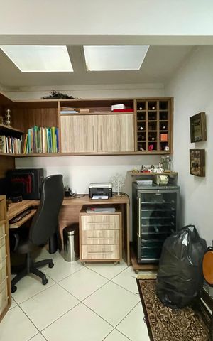 Casa à venda com 200m², 3 quartos e 2 vagas Casa à venda com 200m², 3 quartos e 2 vagasEscritório