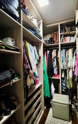 Casa à venda com 200m², 3 quartos e 2 vagas Casa à venda com 200m², 3 quartos e 2 vagasCloset da suíte