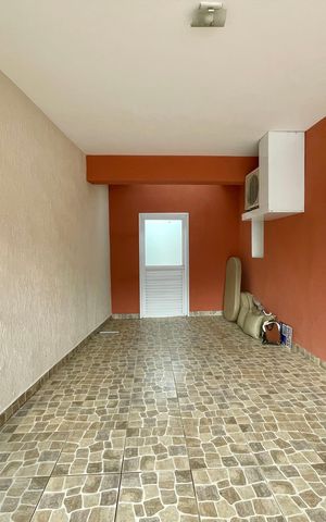 Casa à venda com 200m², 3 quartos e 2 vagas Casa à venda com 200m², 3 quartos e 2 vagasÁrea externa
