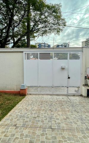 Casa à venda com 200m², 3 quartos e 2 vagas Casa à venda com 200m², 3 quartos e 2 vagasÁrea externa
