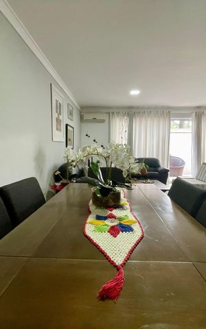 Casa à venda com 200m², 3 quartos e 2 vagas Casa à venda com 200m², 3 quartos e 2 vagasSala