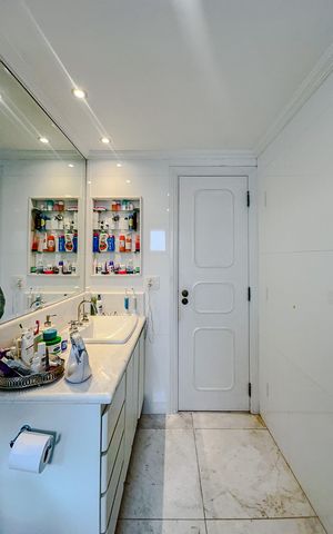 Apartamento à venda com 244m², 5 quartos e 4 vagasBanheiro da Suíte 1