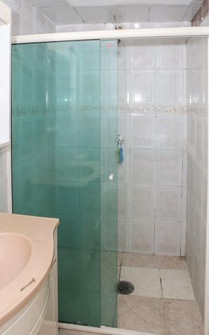 Casa à venda com 250m², 2 quartos e 2 vagas Casa à venda com 250m², 2 quartos e 2 vagasBanheiro