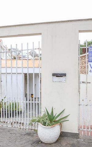 Casa à venda com 250m², 2 quartos e 2 vagas Casa à venda com 250m², 2 quartos e 2 vagasFachada