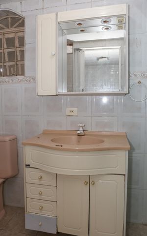 Casa à venda com 250m², 2 quartos e 2 vagas Casa à venda com 250m², 2 quartos e 2 vagasBanheiro