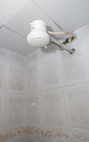 Casa à venda com 250m², 2 quartos e 2 vagas Casa à venda com 250m², 2 quartos e 2 vagasBanheiro