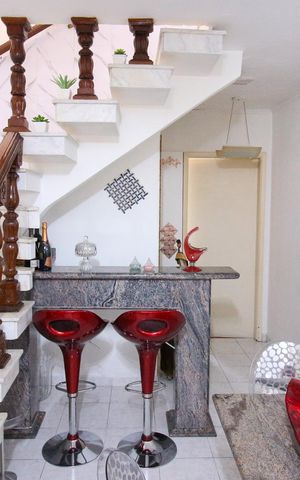 Casa à venda com 100m², 2 quartos e 2 vagas Casa à venda com 100m², 2 quartos e 2 vagasSala