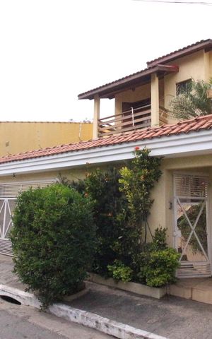 Casa à venda com 245m², 4 quartos e 6 vagasFachada