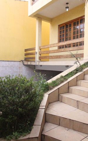Casa à venda com 245m², 4 quartos e 6 vagasEntrada