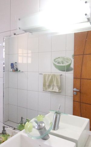 Casa à venda com 245m², 4 quartos e 6 vagasBanheiro 1