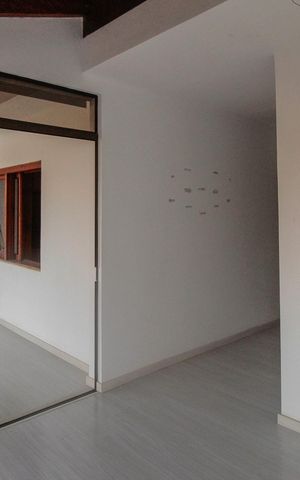 Casa à venda com 344m², 6 quartos e 5 vagas Casa à venda com 344m², 6 quartos e 5 vagasCorredor