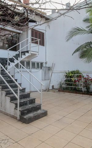 Casa à venda com 344m², 6 quartos e 5 vagas Casa à venda com 344m², 6 quartos e 5 vagasQuintal