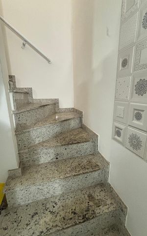 Apartamento à venda com 81m², 2 quartos e 1 vaga Apartamento à venda com 81m², 2 quartos e 1 vagaEscada