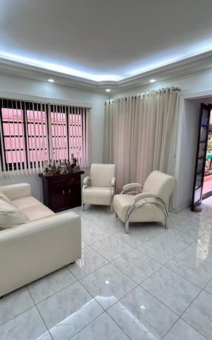 Casa à venda com 206m², 3 quartos e 2 vagas Casa à venda com 206m², 3 quartos e 2 vagasSala
