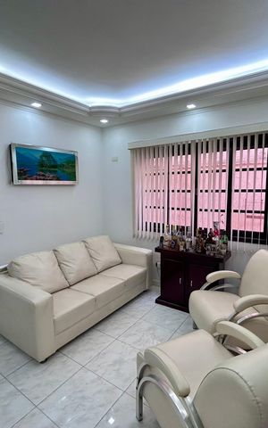 Casa à venda com 206m², 3 quartos e 2 vagas Casa à venda com 206m², 3 quartos e 2 vagasSala