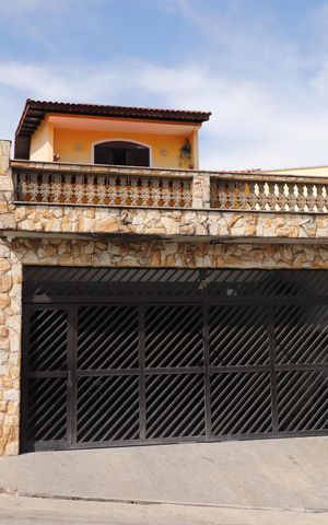 Casa para alugar com 450m², 4 quartos e 6 vagasFachada