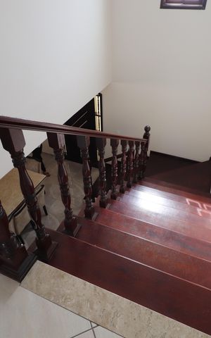 Casa para alugar com 450m², 4 quartos e 6 vagasEscada