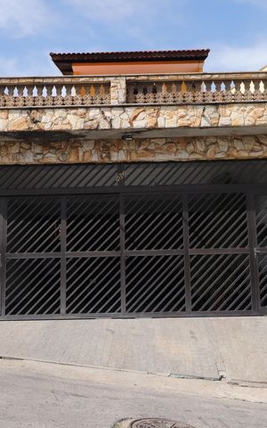 Casa para alugar com 450m², 4 quartos e 6 vagasFachada