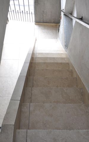 Casa à venda com 100m², 7 quartos e sem vagaEscada de acesso