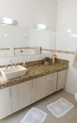 Casa à venda com 207m², 4 quartos e 2 vagasBanheiro 1