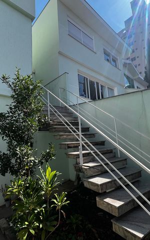Casa à venda com 200m², 4 quartos e 4 vagasGaragem