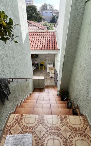 Casa à venda com 210m², 3 quartos e 6 vagasEscada