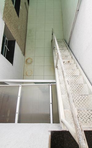 Casa à venda com 110m², 2 quartos e 1 vagaEscadas