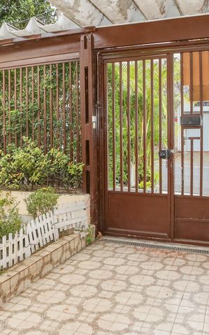 Casa à venda com 120m², 3 quartos e 2 vagas Casa à venda com 120m², 3 quartos e 2 vagasGaragem e Frente da Casa