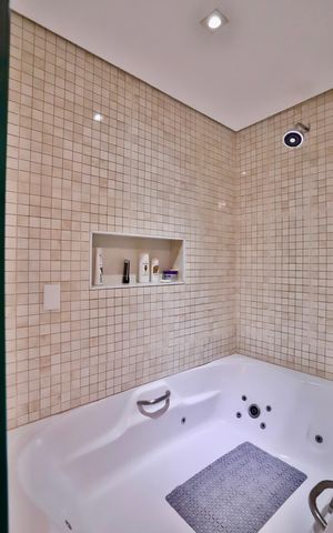 Apartamento para alugar com 212m², 3 quartos e 1 vaga Apartamento para alugar com 212m², 3 quartos e 1 vagaBanheiro da Suíte 1