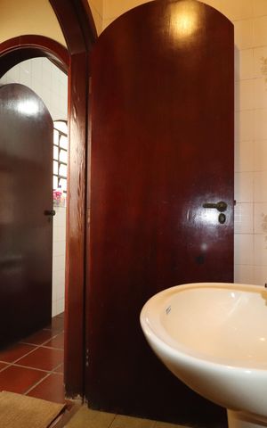 Casa à venda com 232m², 3 quartos e 4 vagasBanheiro de serviço