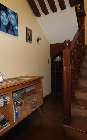 Casa à venda com 232m², 3 quartos e 4 vagasEscada