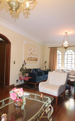 Casa à venda com 232m², 3 quartos e 4 vagasSala