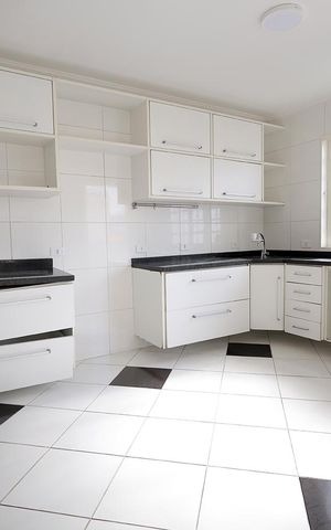 Casa à venda com 300m², 4 quartos e 5 vagas Casa à venda com 300m², 4 quartos e 5 vagasCozinha