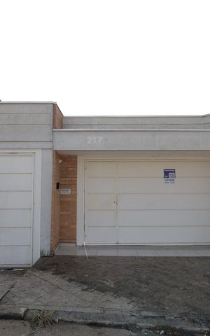 Casa à venda com 300m², 4 quartos e 5 vagas Casa à venda com 300m², 4 quartos e 5 vagasFachada