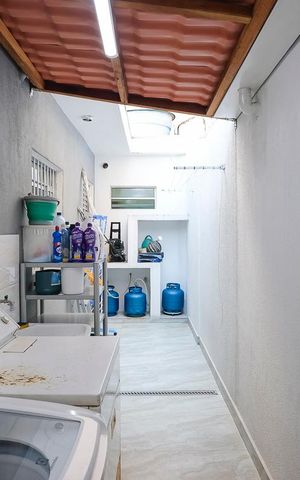 Casa à venda com 160m², 3 quartos e 2 vagasÁrea de serviço