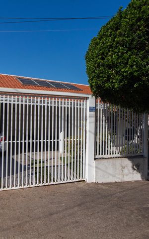 Casa à venda com 315m², 4 quartos e 4 vagas Casa à venda com 315m², 4 quartos e 4 vagasFachada