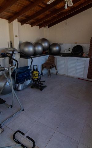 Casa à venda com 315m², 4 quartos e 4 vagas Casa à venda com 315m², 4 quartos e 4 vagasÁrea comum