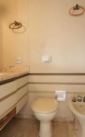 Apartamento à venda com 476m², 4 quartos e 5 vagasBanheiro da Suíte 1